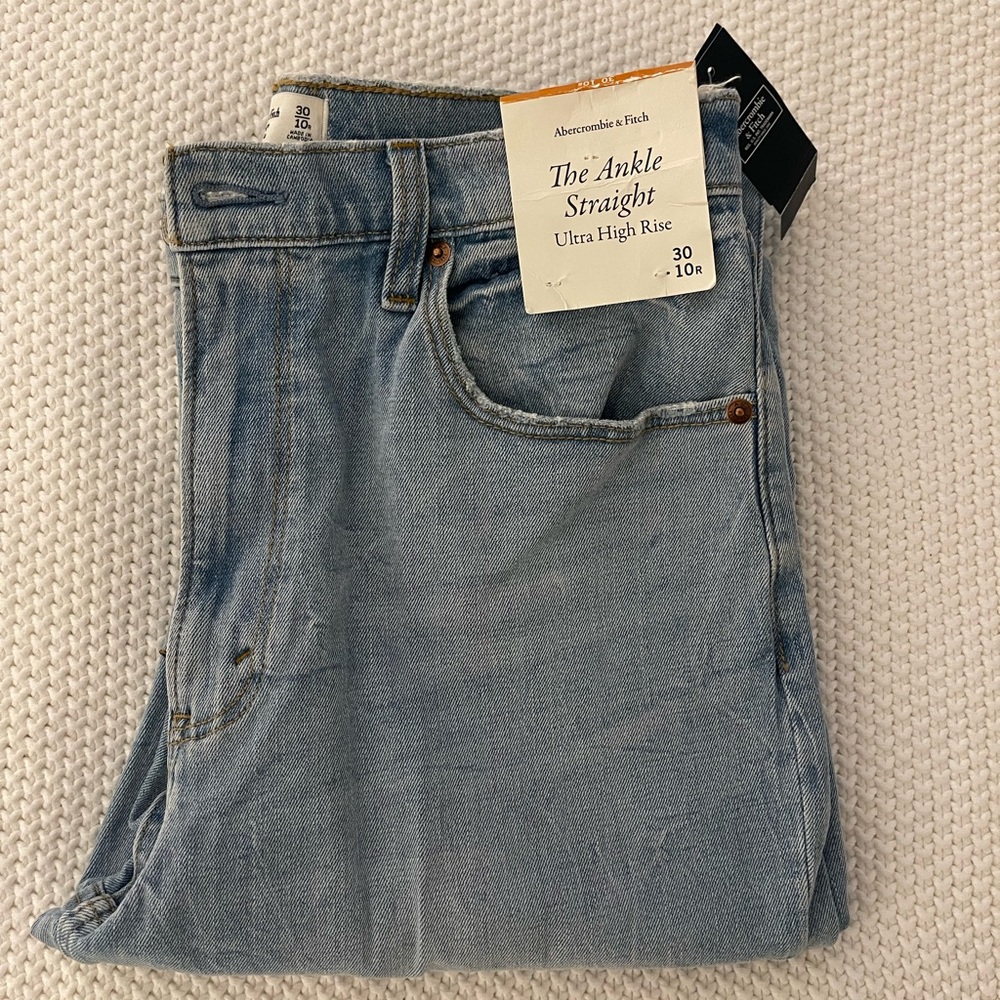 NWT Abercrombie The Ankle Straight Ultra High Rise Size 30/10R